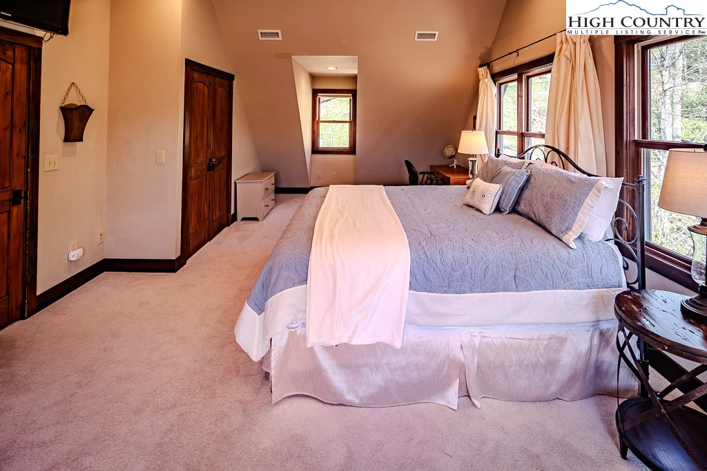Image number 4 for the current listing