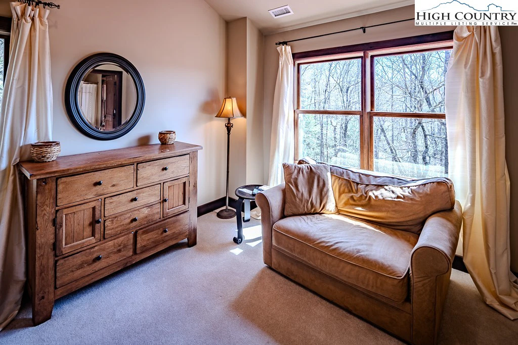 Image number 5 for the current listing