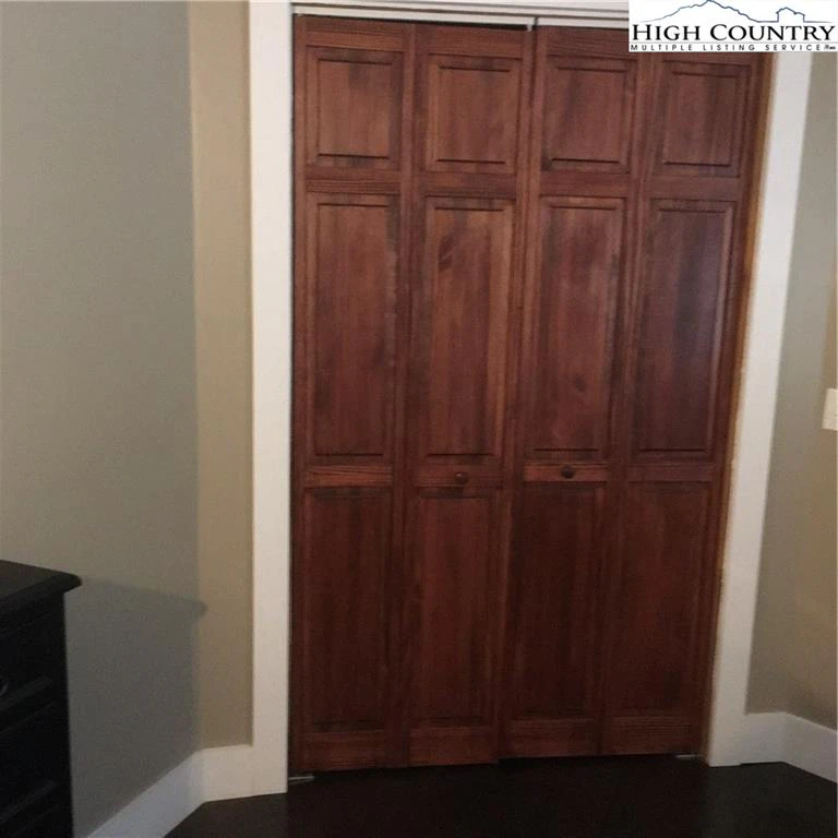 Image number 4 for the current listing