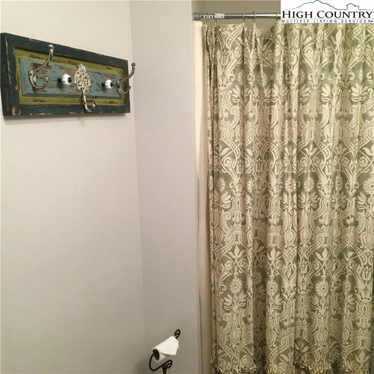 Image number 6 for the current listing