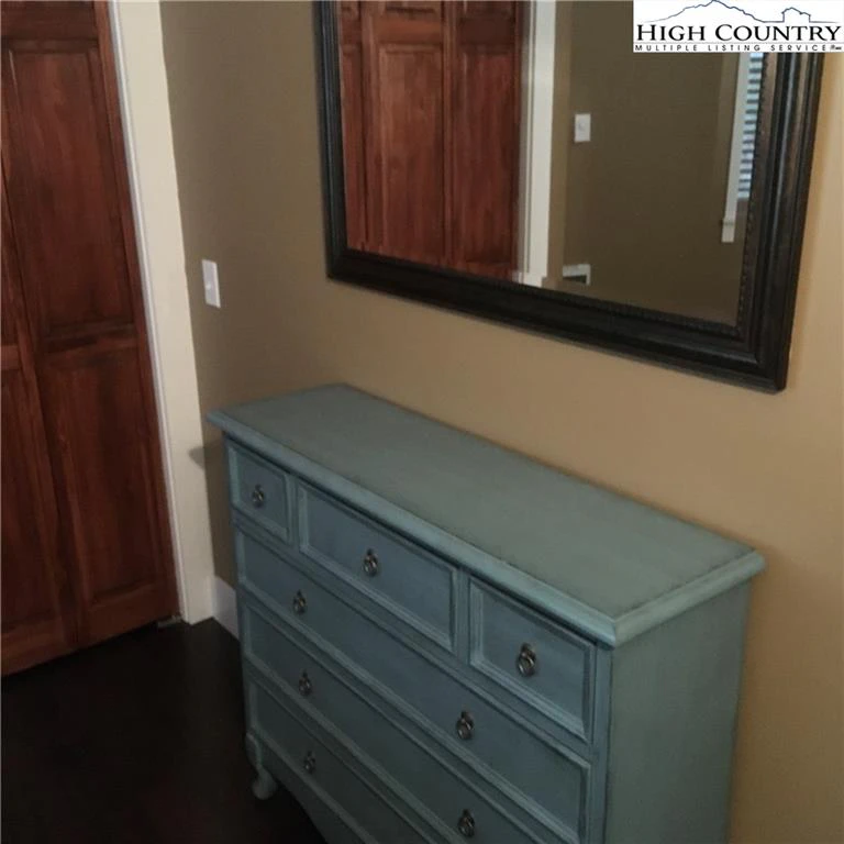 Image number 8 for the current listing