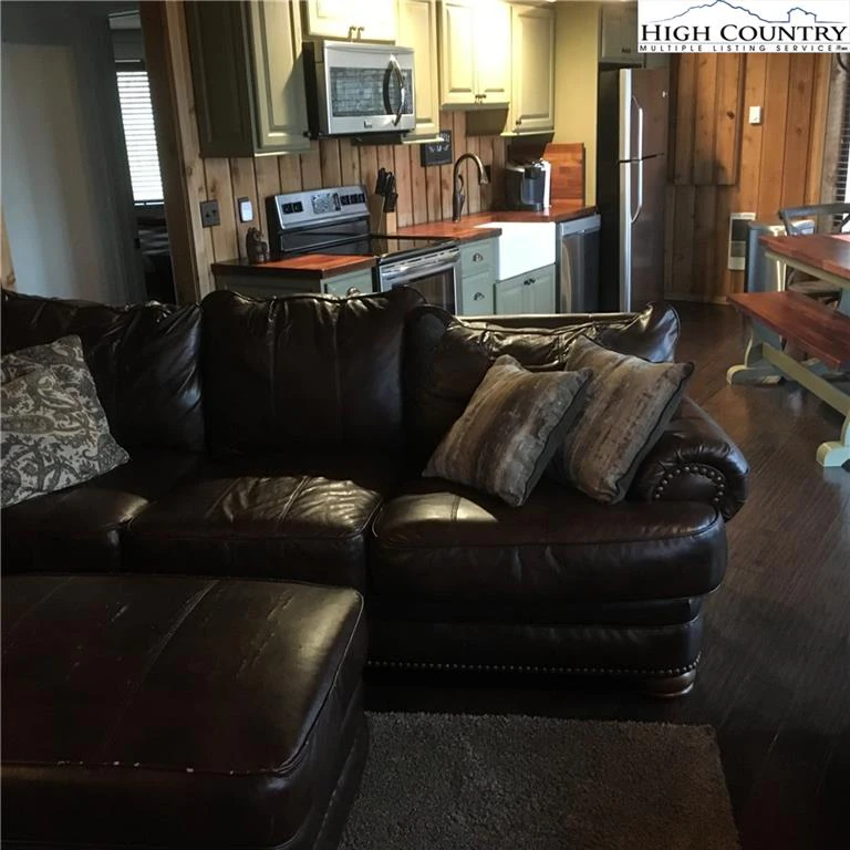 Image number 13 for the current listing