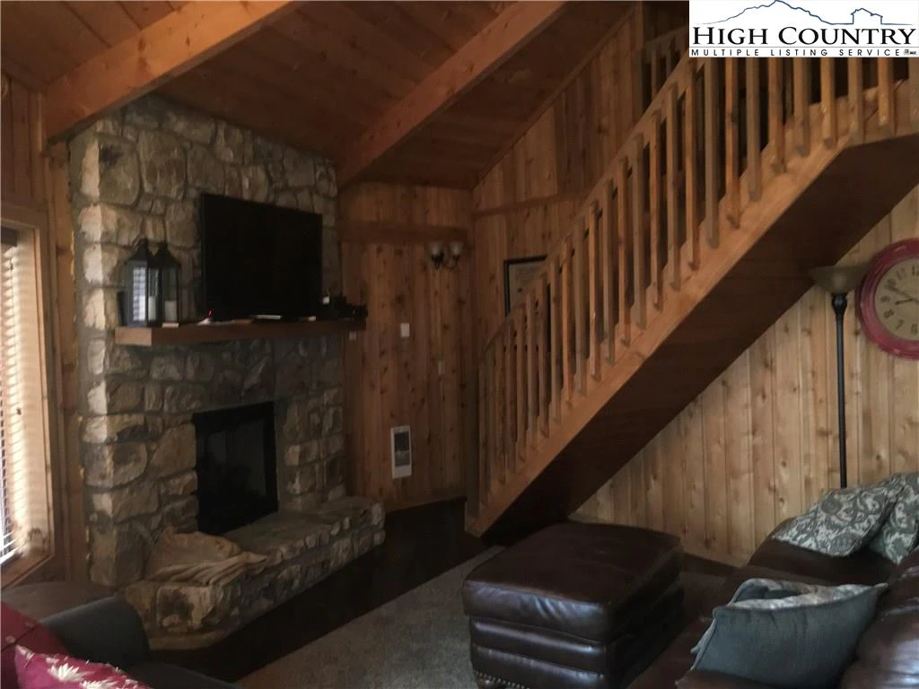 Image number 15 for the current listing