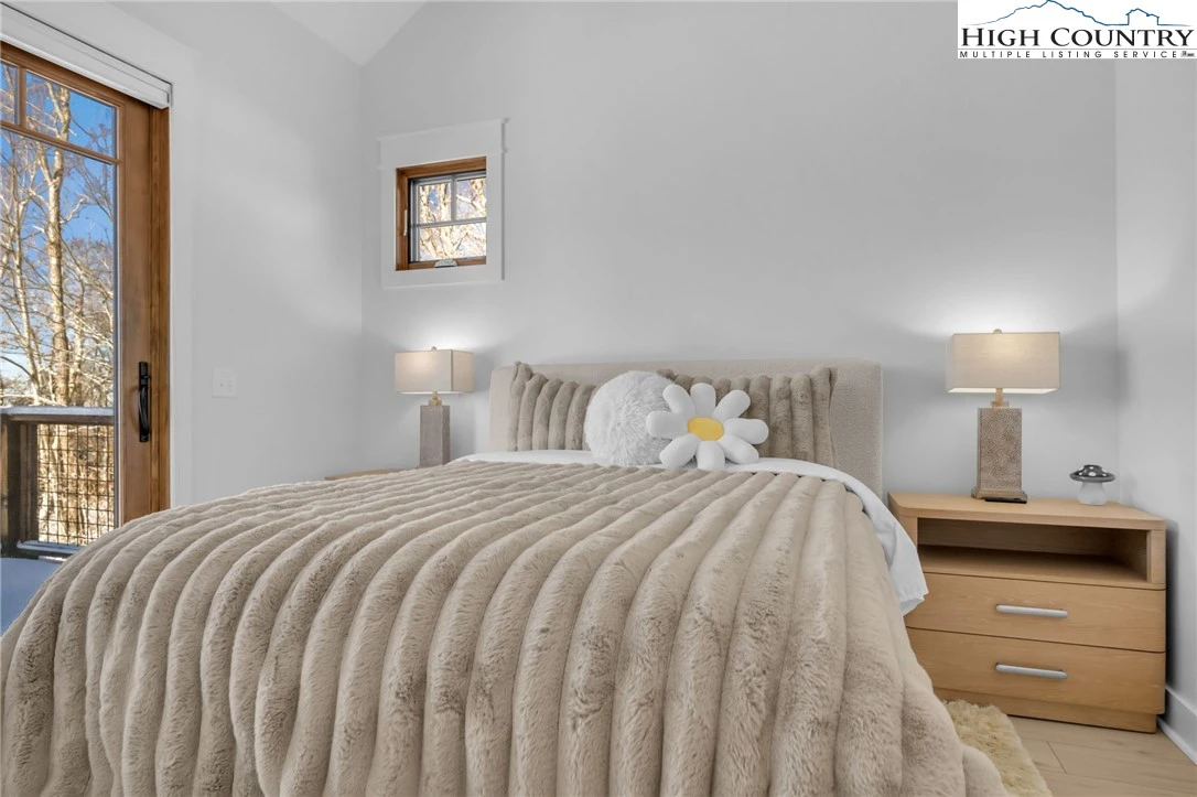 Image number 3 for the current listing