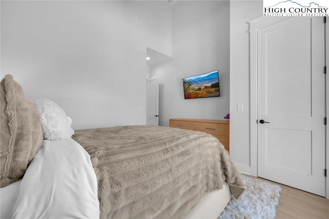 Image number 5 for the current listing