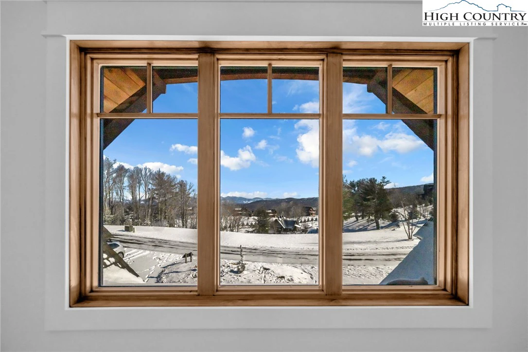 Image number 11 for the current listing