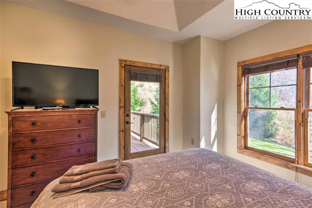 Image number 19 for the current listing