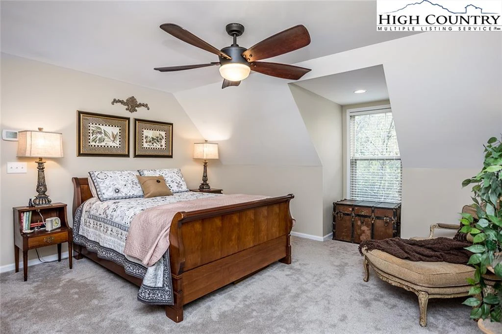 Image number 3 for the current listing