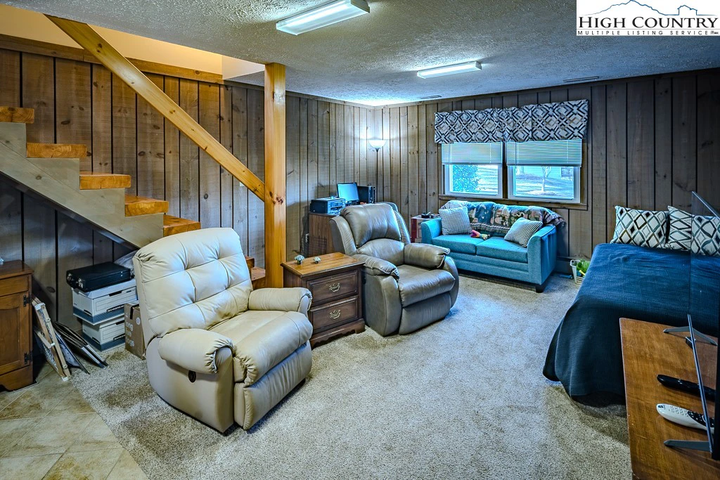Image number 13 for the current listing