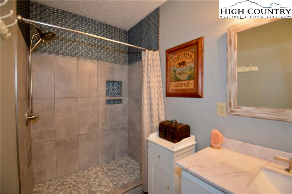 Image number 4 for the current listing