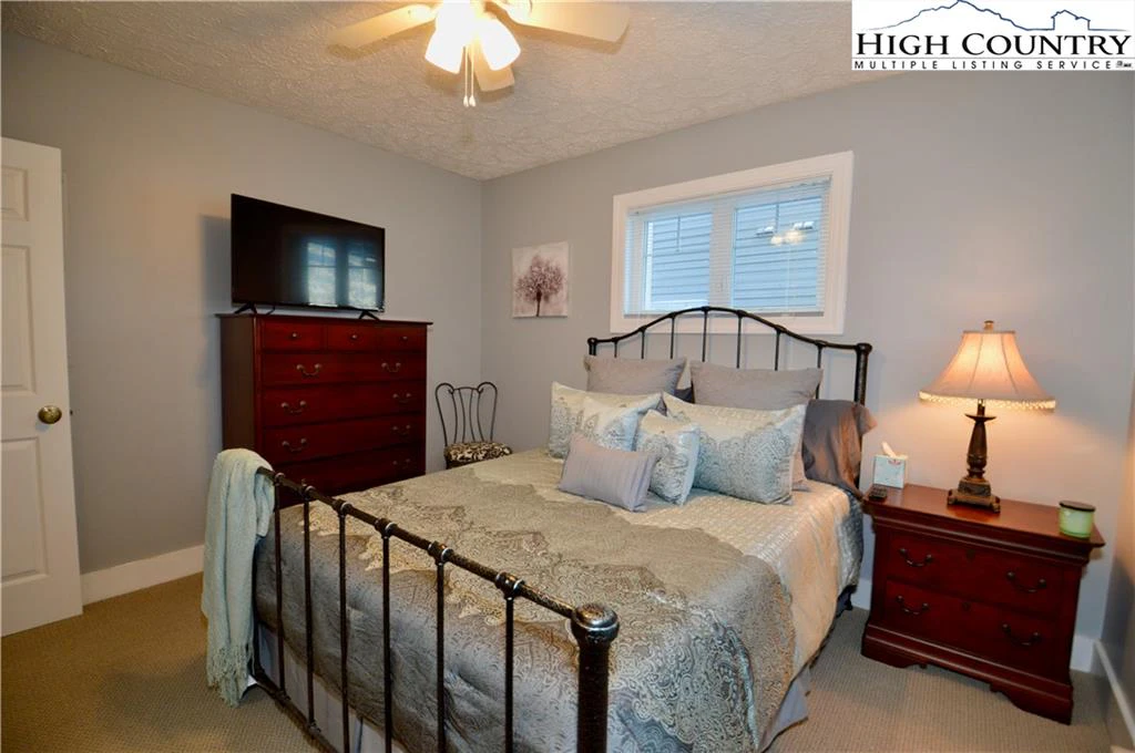 Image number 5 for the current listing