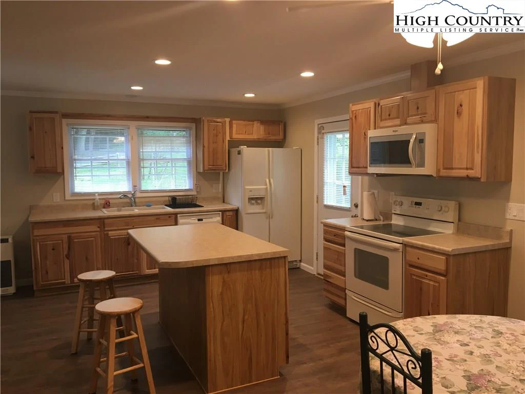 Image number 13 for the current listing