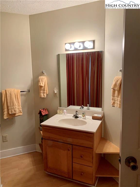 Image number 2 for the current listing