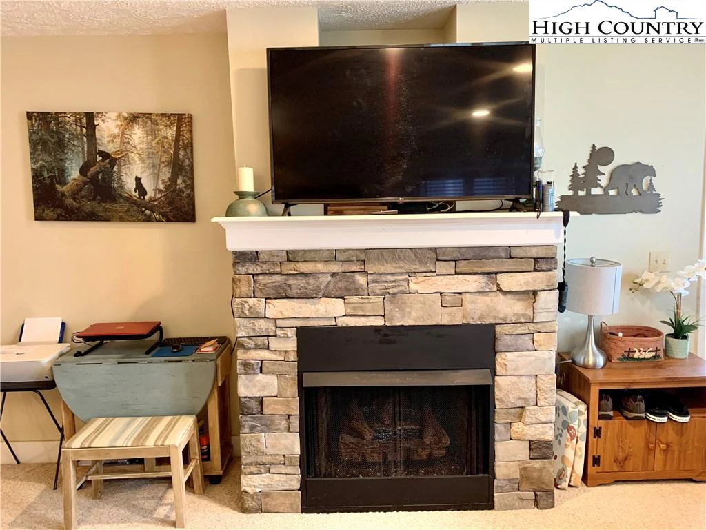 Image number 13 for the current listing