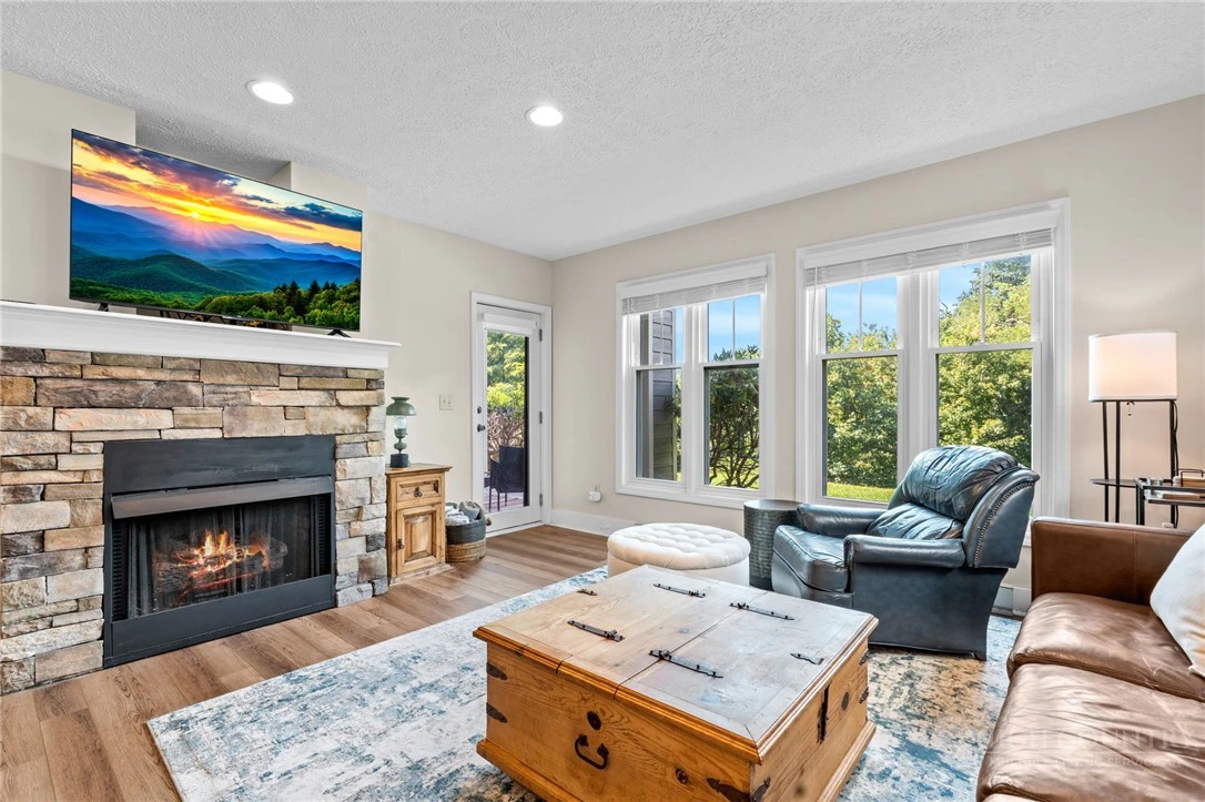 Image number 1 for the current listing