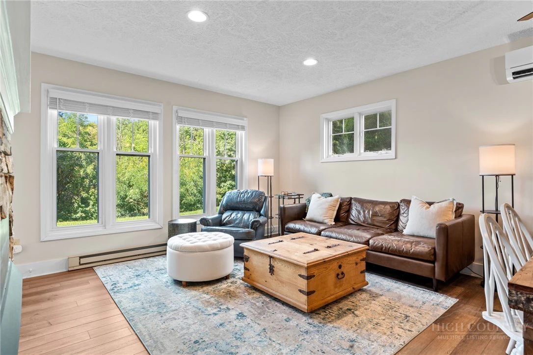 Image number 4 for the current listing