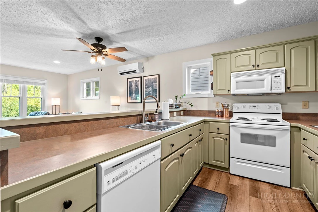 Image number 8 for the current listing