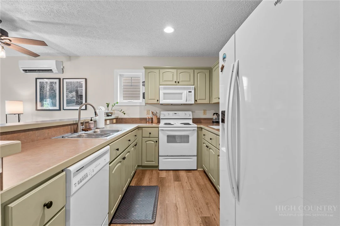 Image number 10 for the current listing