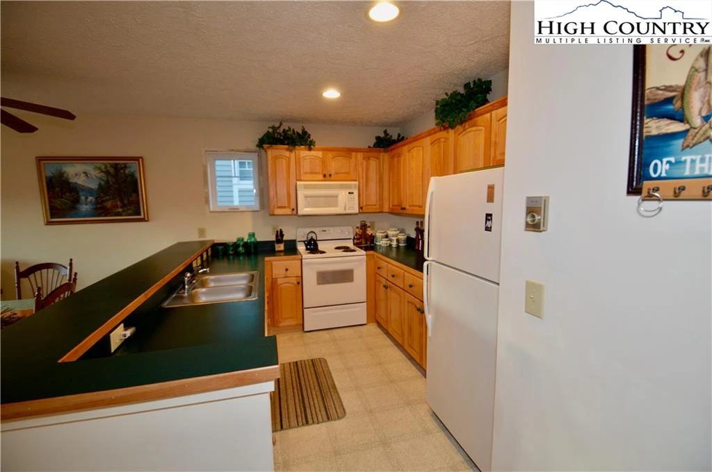 Image number 15 for the current listing