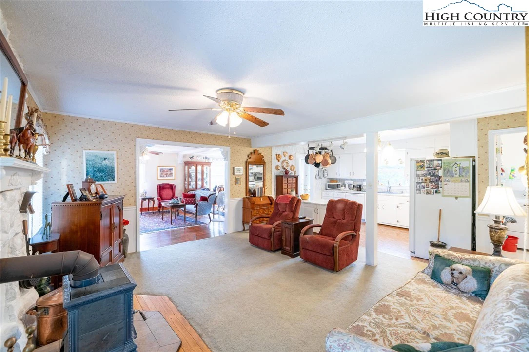 Image number 19 for the current listing