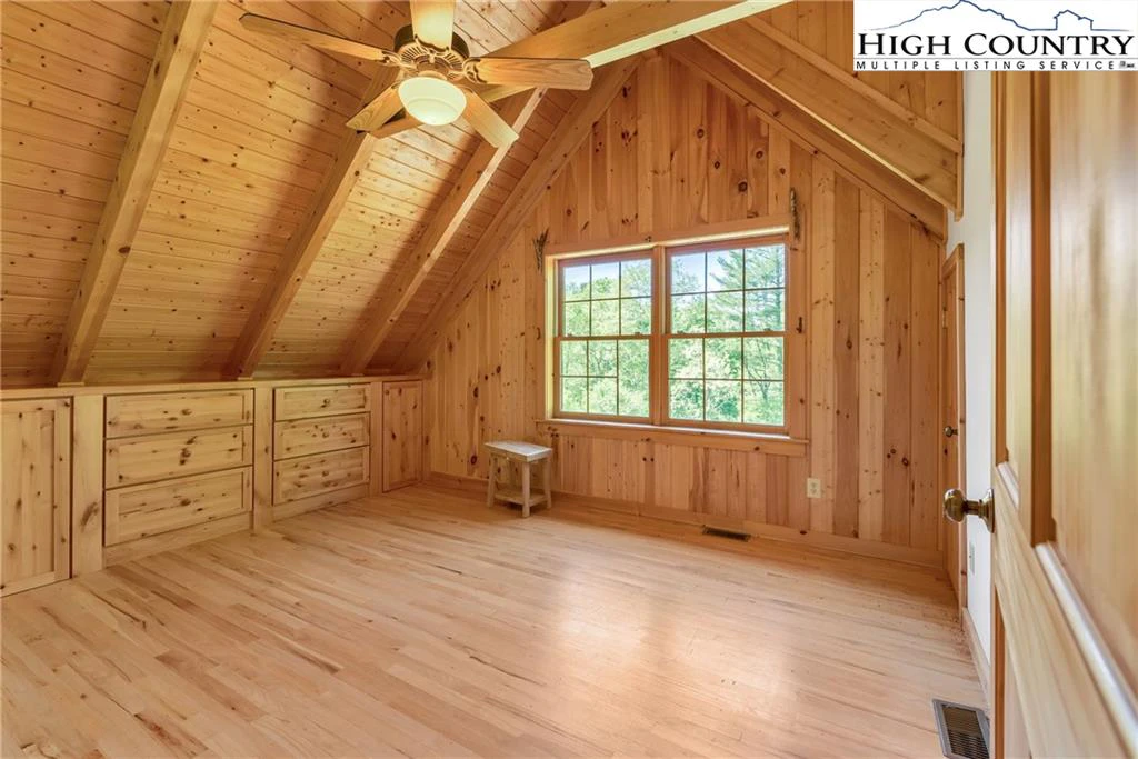 Image number 14 for the current listing