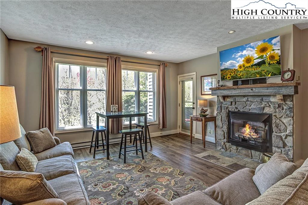 Image number 1 for the current listing