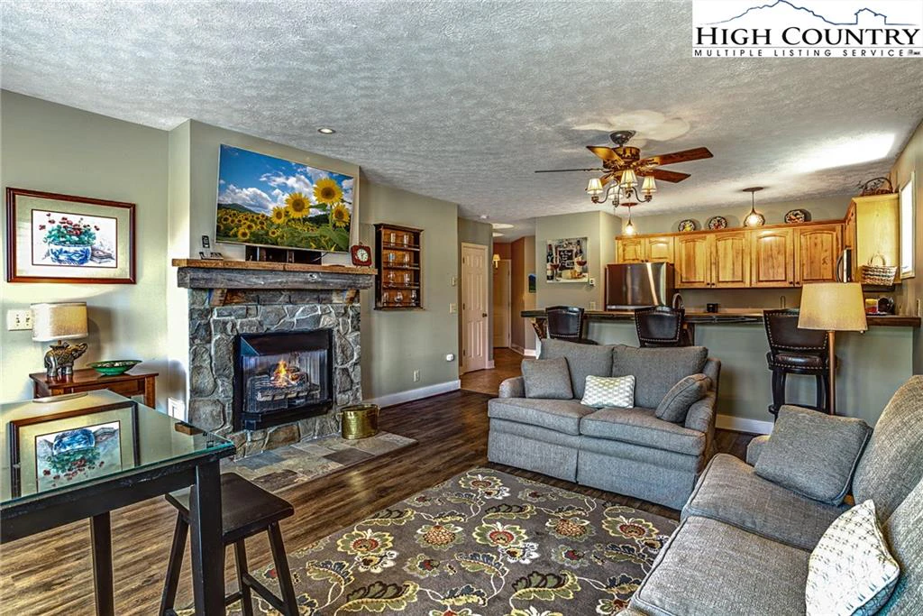 Image number 16 for the current listing