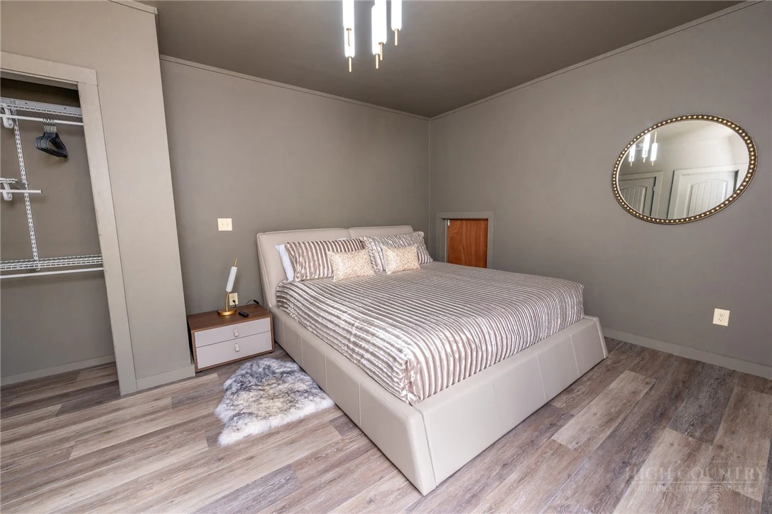 Image number 12 for the current listing