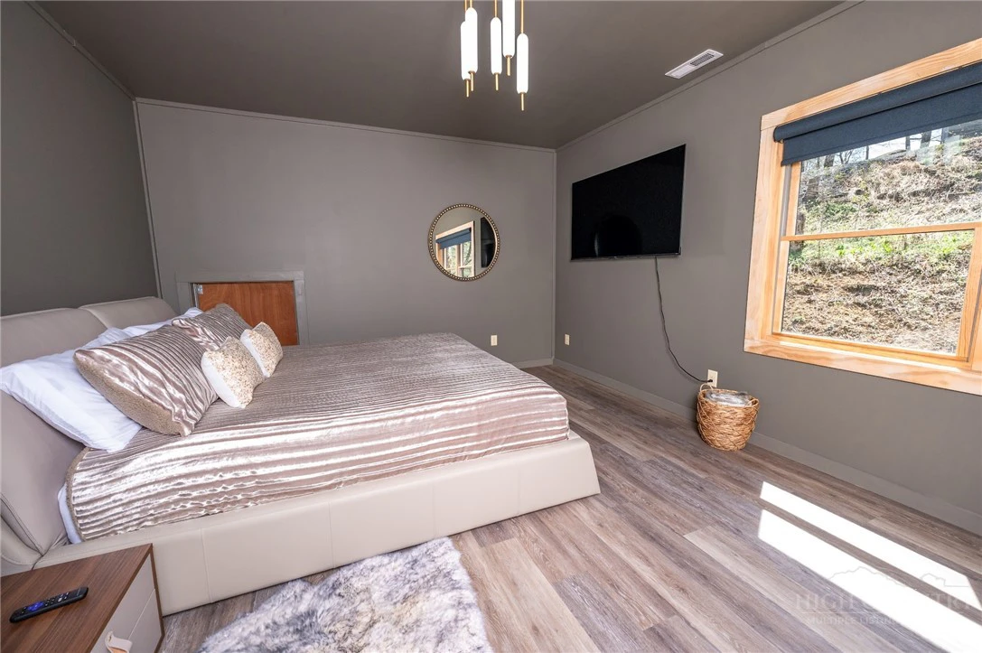 Image number 11 for the current listing