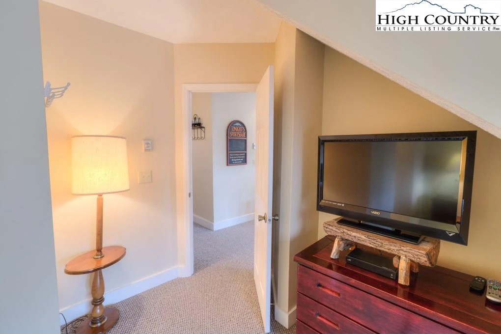 Image number 8 for the current listing
