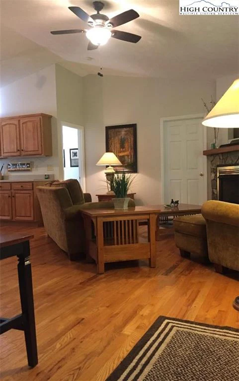 Image number 4 for the current listing