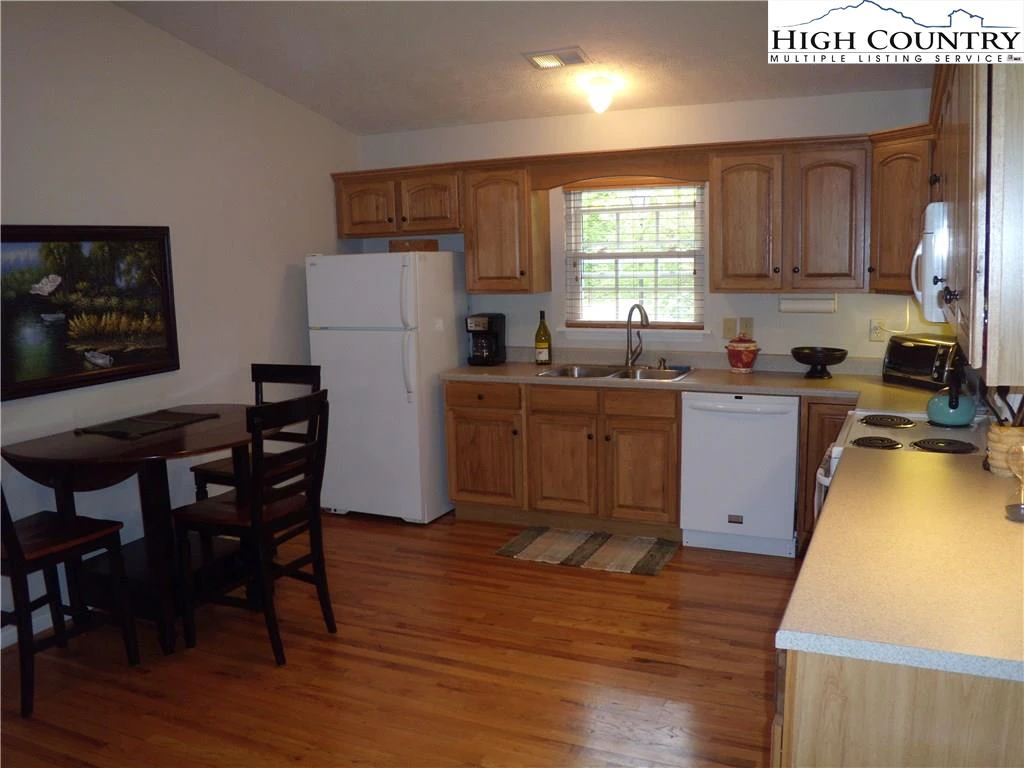 Image number 7 for the current listing