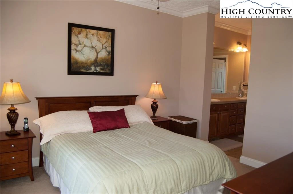 Image number 19 for the current listing