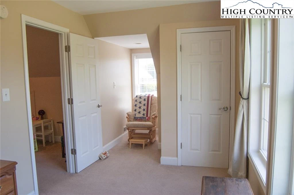 Image number 11 for the current listing
