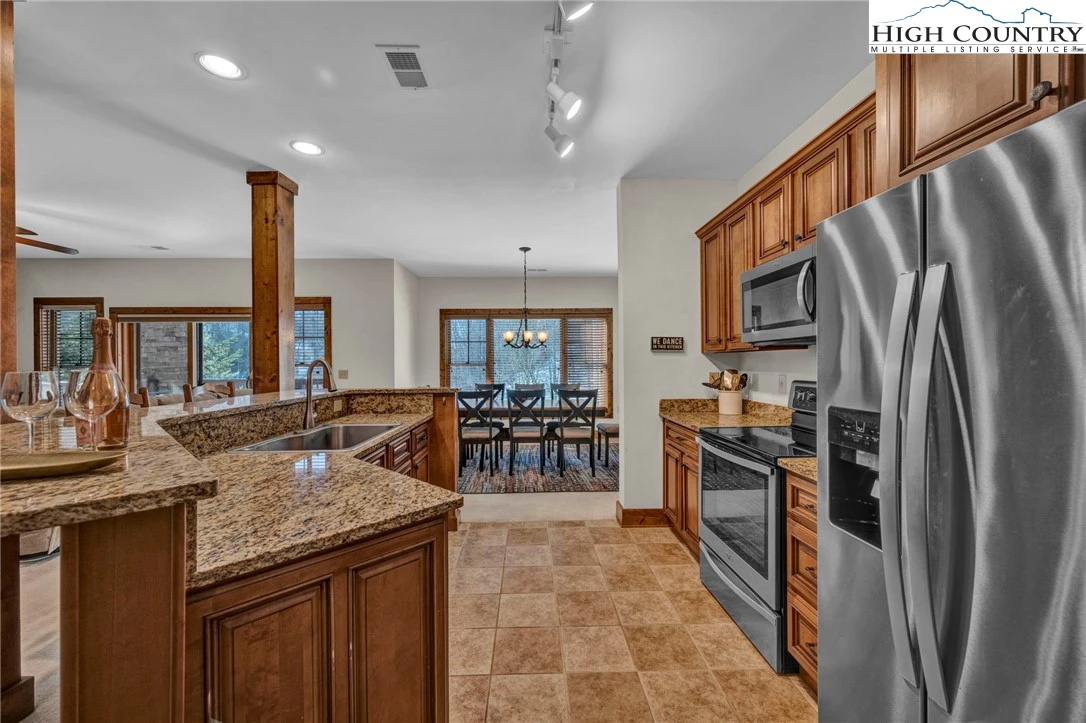 Image number 21 for the current listing