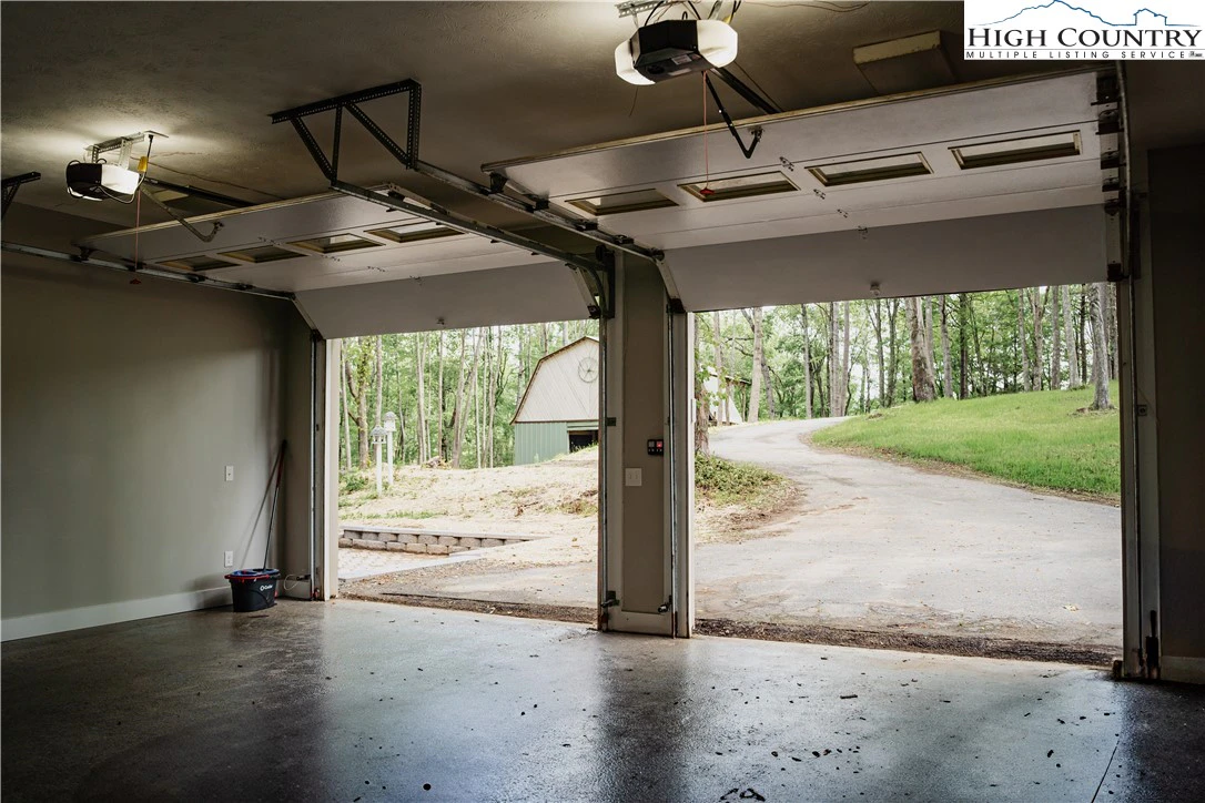 Image number 19 for the current listing