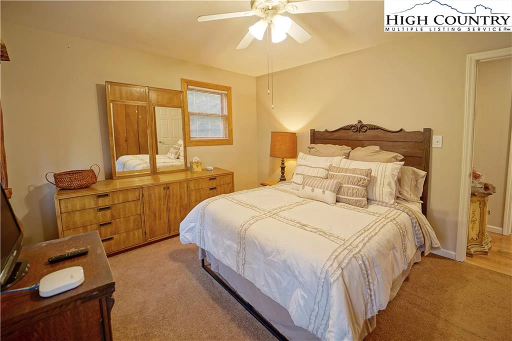 Image number 11 for the current listing