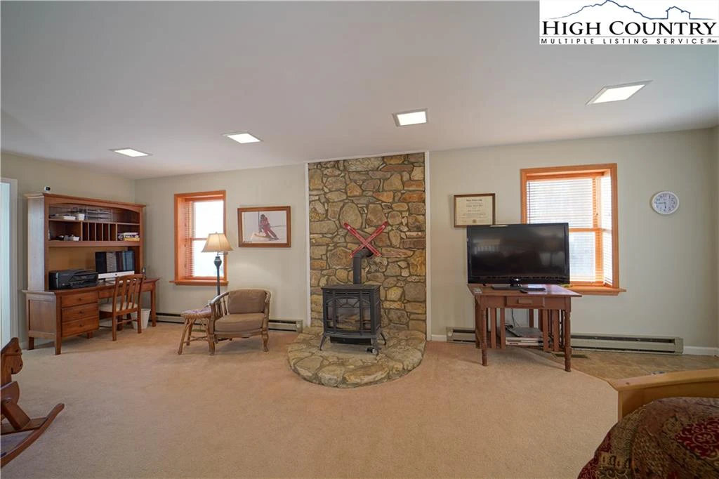 Image number 13 for the current listing