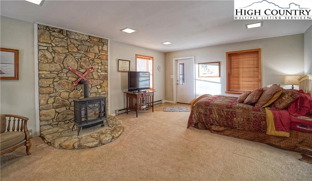 Image number 14 for the current listing