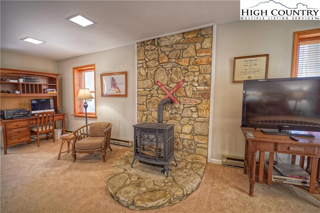 Image number 15 for the current listing