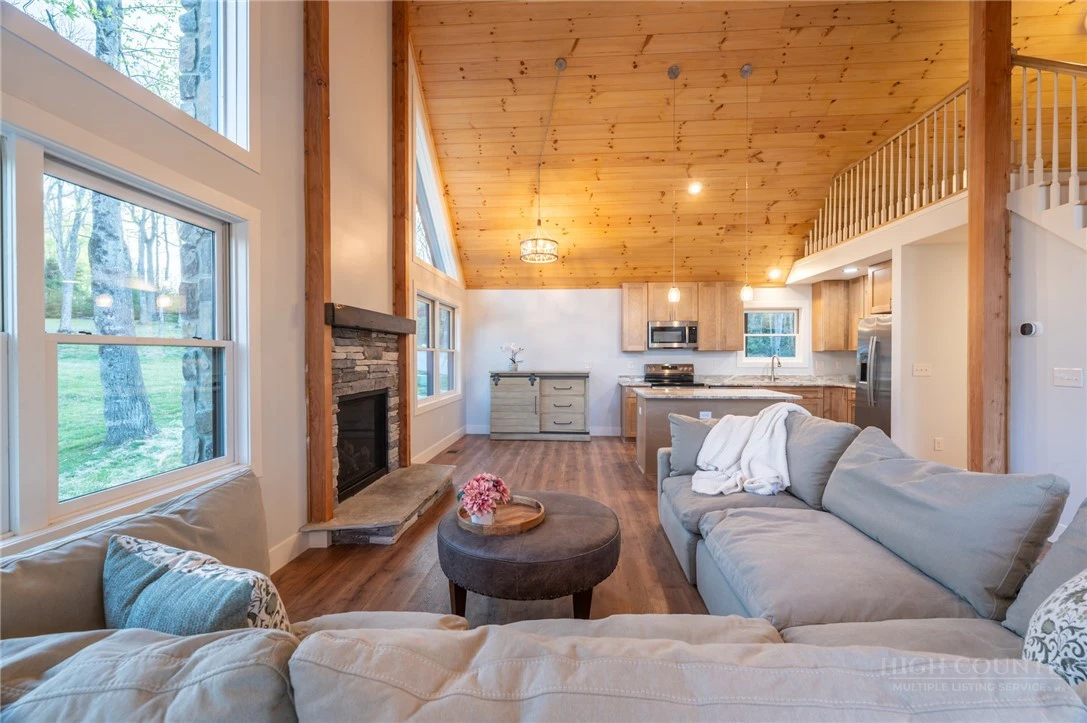 Image number 3 for the current listing