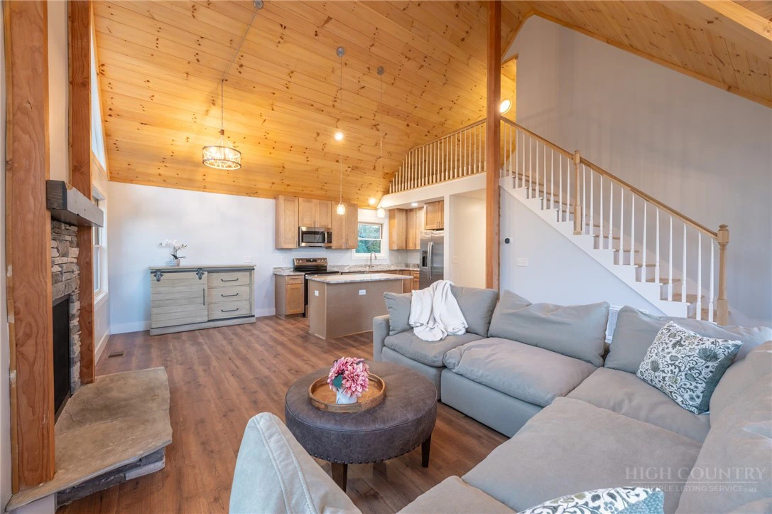 Image number 4 for the current listing