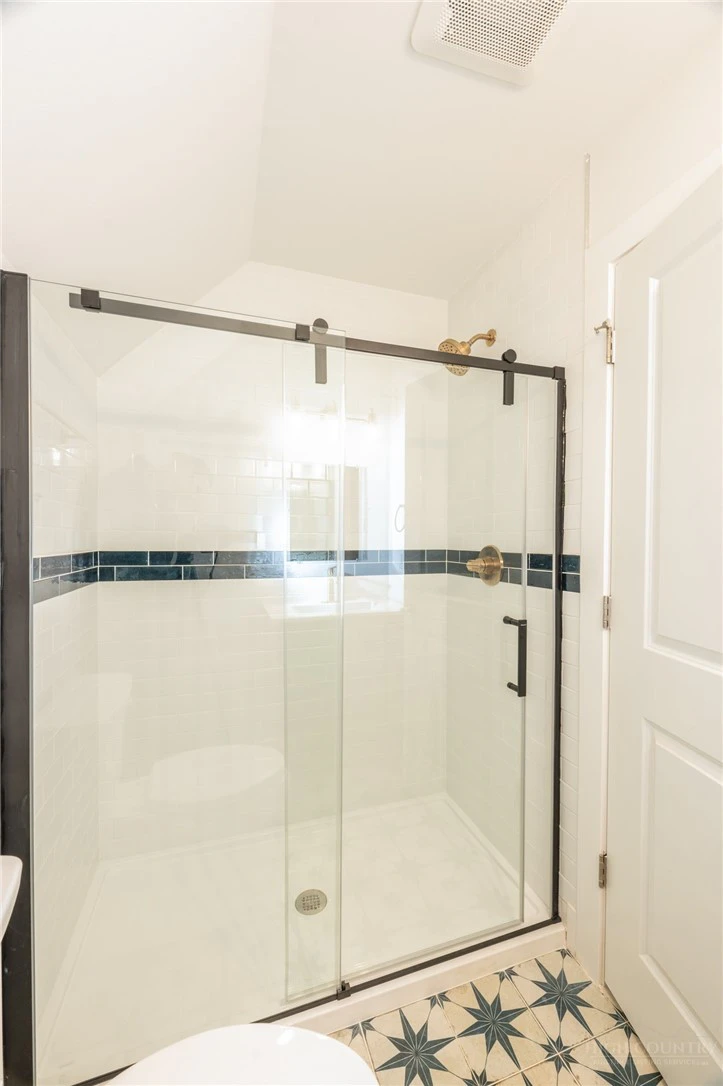 Image number 11 for the current listing