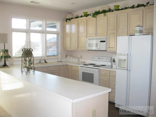 Image number 9 for the current listing