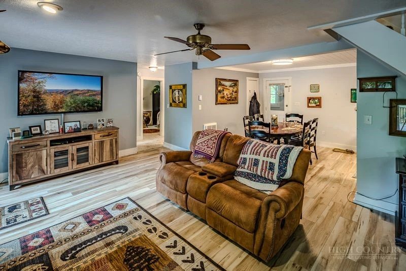Image number 5 for the current listing