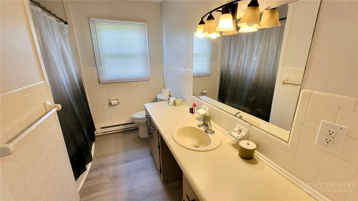 Image number 9 for the current listing