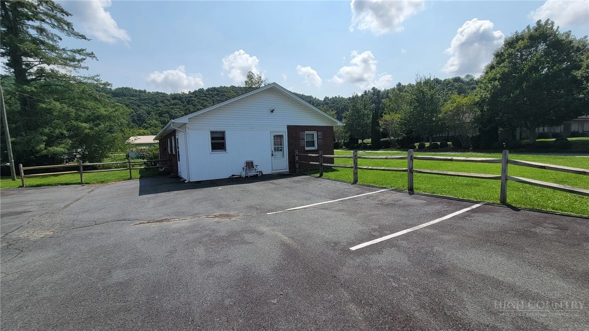Image number 13 for the current listing