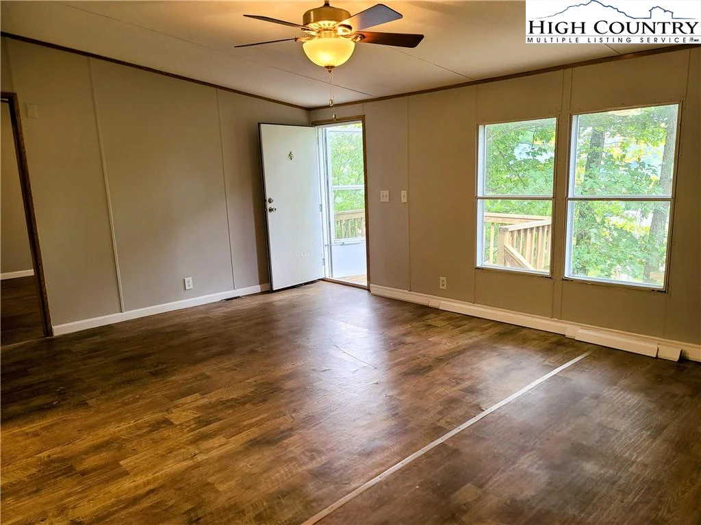 Image number 14 for the current listing