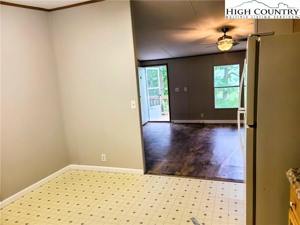 Image number 11 for the current listing