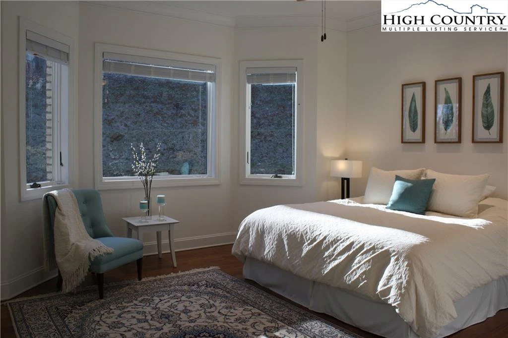 Image number 4 for the current listing